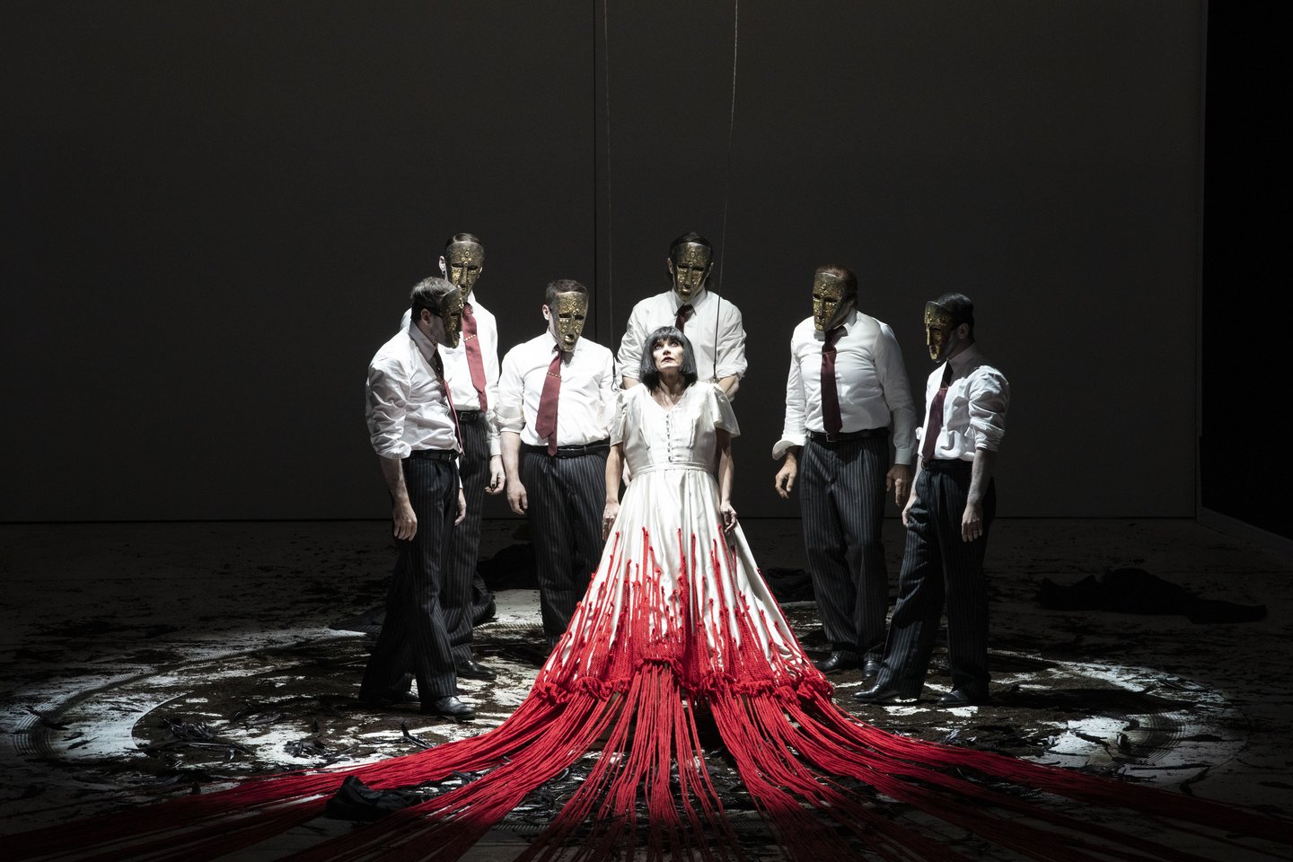 Scena, kai V.Miknevičiūtė pasirodo kruvina suknele, iš kurios vėliau išsilaisvina, – viena įspūdingiausių.<br> Brescia ir Amisano („Teatro alla Scala“) nuotr.