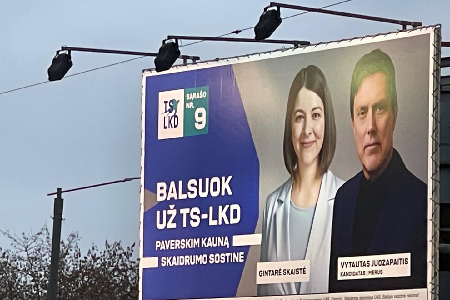  Dviejų Kaune aršiai konkuruojančių judėjimų plakatai atsidūrė vienoje vietoje.<br> G.Bitvinsko nuotr.