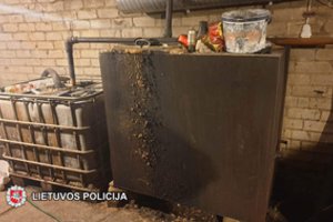 Kretingos r. pareigūnai demaskavo naminukės „fabrikėlį“: rasta įranga ir didelis kiekis raugo