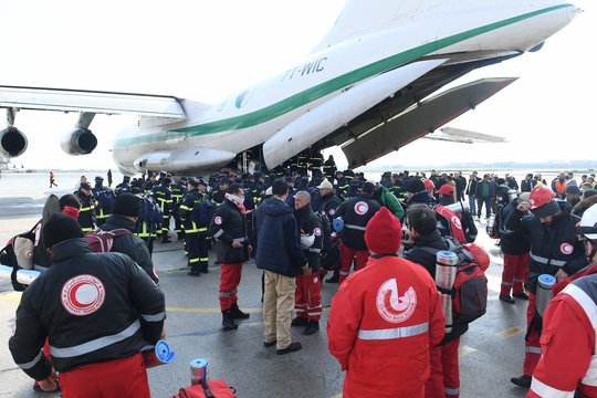 Alžyro gelbėtojų komandos atvyksta į tarptautinį Alepo oro uostą 2023 m.