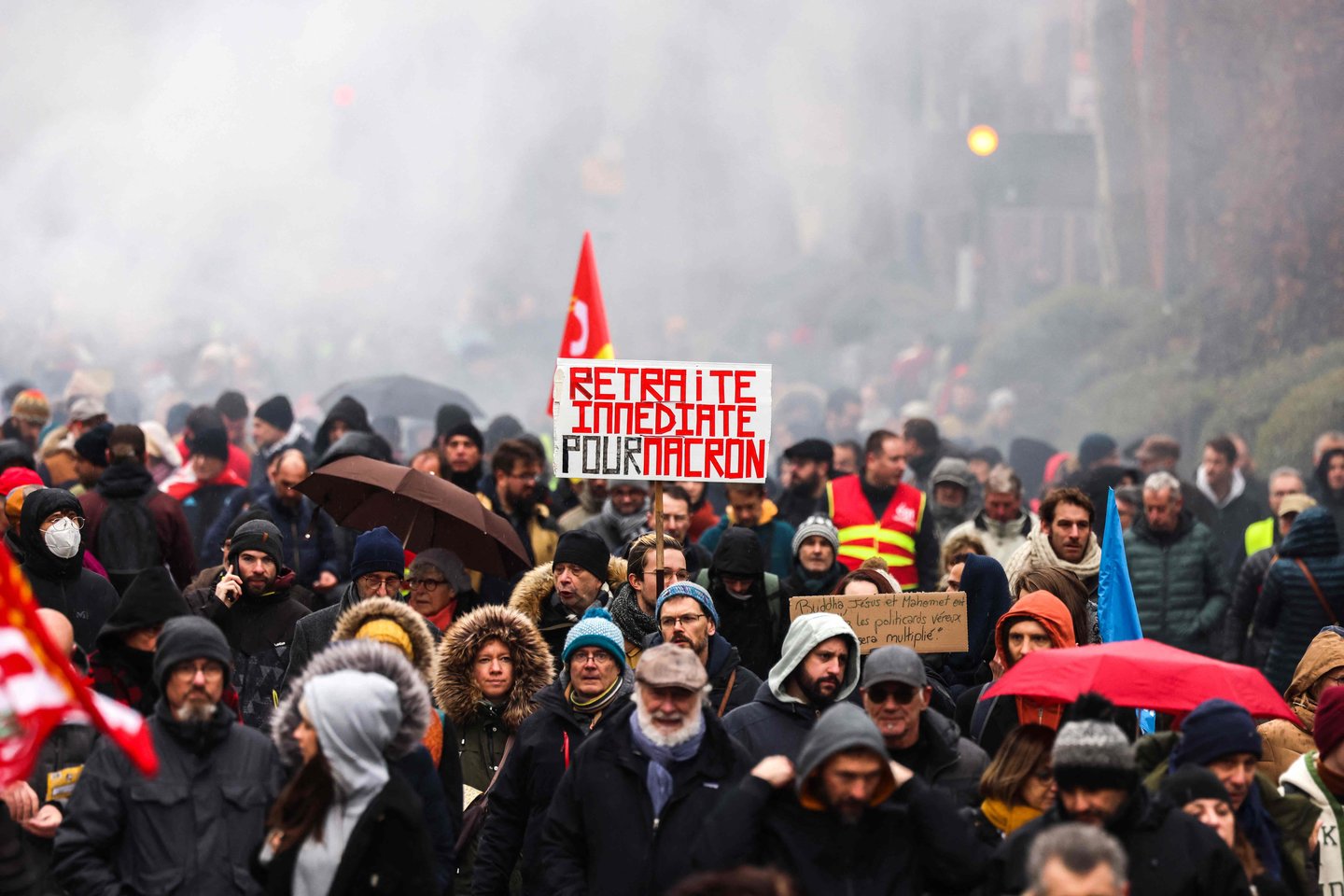 Praėjus dienai po to, kai Prancūzijos parlamentas pradėjo debatus dėl pensijų reformos, streikai vėl paralyžiavo dalį viešojo gyvenimo. Antradienį, trečiąją per tris savaites protestų dieną, į reisus neišvažiavo daug traukinių ir autobusų, nevyko pamokos. Žmones streikuoti ir protestuoti pakvietė svarbiausios profsąjungos. Prancūzijos vyriausybė nori iki 2030 metų pensinį amžių padidinti nuo 62 iki 64 metų.<br>AFP/Scanpix nuotr.