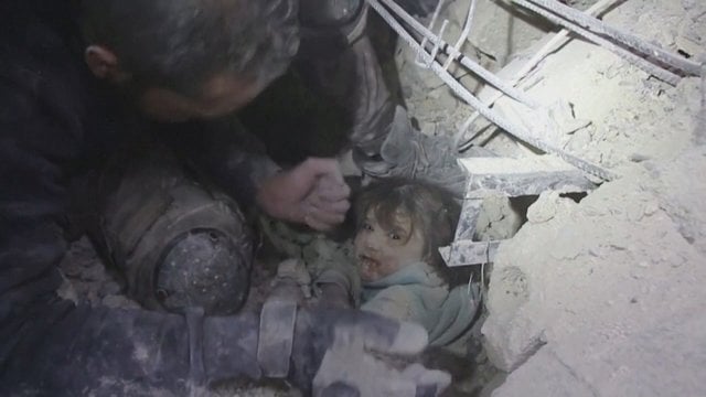 Fiksuojami tragiški vaizdai iš Sirijos: po žemės drebėjimų iš griuvėsių traukiami sužaloti vaikai