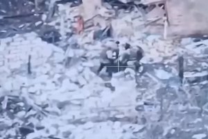 Paskelbtas vaizdo įrašas, kuriame „Wagner“ samdiniai sumuša sužeistą savo vadą