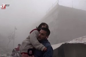 Užfiksuotas Turkijos žurnalisto herojiškas poelgis: žemės drebėjimo metu puolė gelbėti nukentėjusią mergaitę