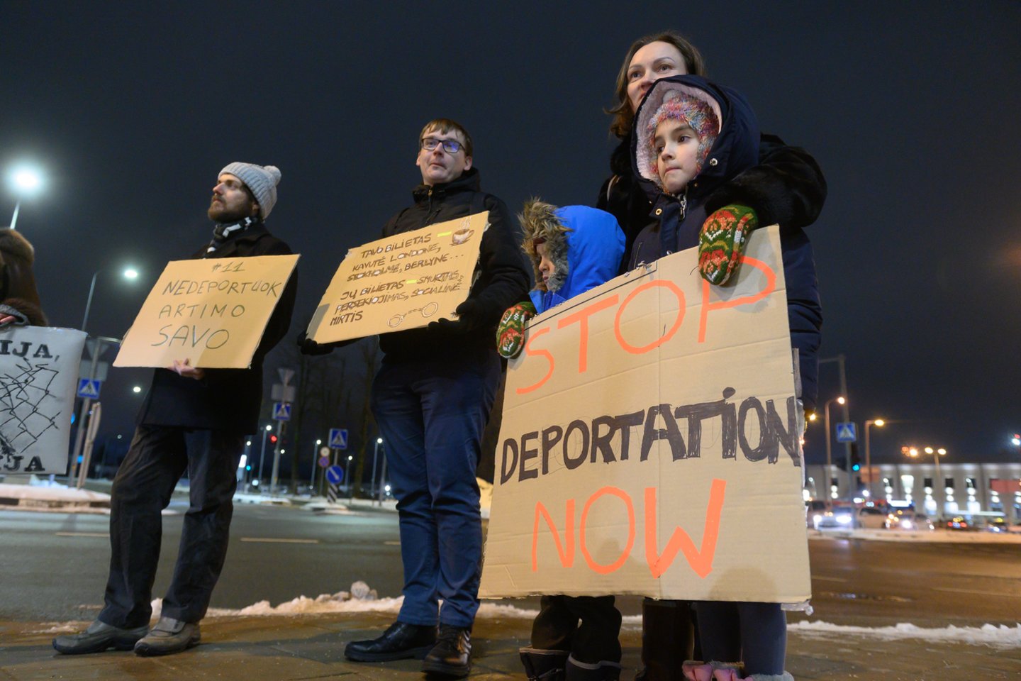 Prie Vilniaus oro uosto – protestas prieš Nigerijos piliečių deportaciją.<br> V.Skaraičio nuotr.
