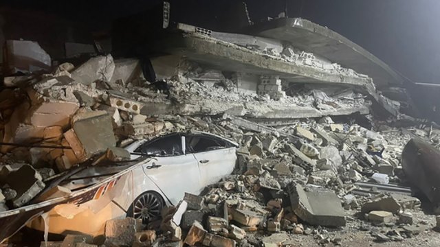 Po žemės drebėjimo Turkijoje ir Sirijoje sparčiai auga aukų skaičius: griuvėsiuose vis dar aptinkama žmonių
