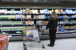 Pieno kaina parduotuvių lentynose: kiek kas uždirbo