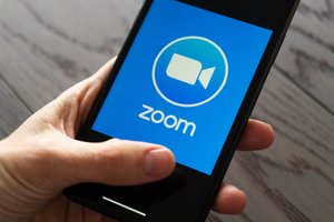 „Zoom“ atleis per 1 tūkst. darbuotojų, mažins atlyginimus – generalinio direktoriaus alga sumenks 98 proc.