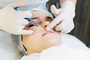 SAM įspėja: grožio injekcijas gali atlikti tik tam licencijas turintys gydytojai