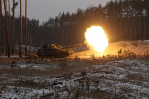 Įspūdingi ir reti kadrai: parodė, kaip sovietinių tankų dvikovoje ukrainiečiai sumala į miltus rusų tanką