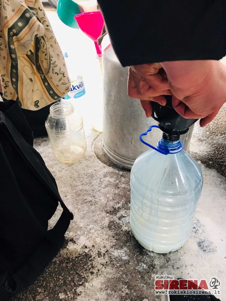 A.Šejaukos atsivežtus 120 litrų pieno susirinkę žmonės išgraibstė per 10 minučių.<br>rokiskiosirena.lt nuotr.