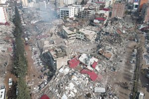 Turkijoje auga įsiūtis: „Tai kaip jūs statėte, jeigu namai taip griūva?“