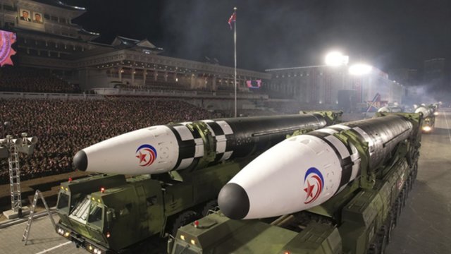 Šiaurės Korėja pademonstravo rekordinį tarpžemyninių balistinių raketų skaičių: analitikai pastebi vieną