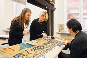 Atidariusios dėžę restauratorės išsigando – ypač prabangus audinys byrėjo vos paliestas