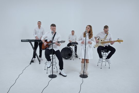 Artėjant Valentino dienai ​grupė „Kitava“ pristato naują dainą ir vaizdo klipą „Širdis namie“