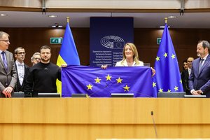 V. Zelenskis kreipėsi į EP narius: „Mes, ukrainiečiai, mūšio lauke giname jus“