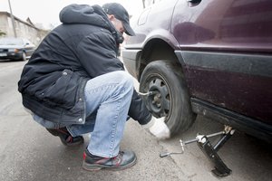 Laukia naujovė: žada kurti asfalto mišinį, panaudojant perdirbtą padangų gumą