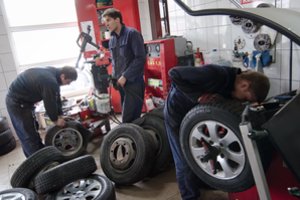 Apgadintus automobilio ratus galite prikelti naujam gyvenimui: didžiausi ratlankių priešai ir remonto kainos