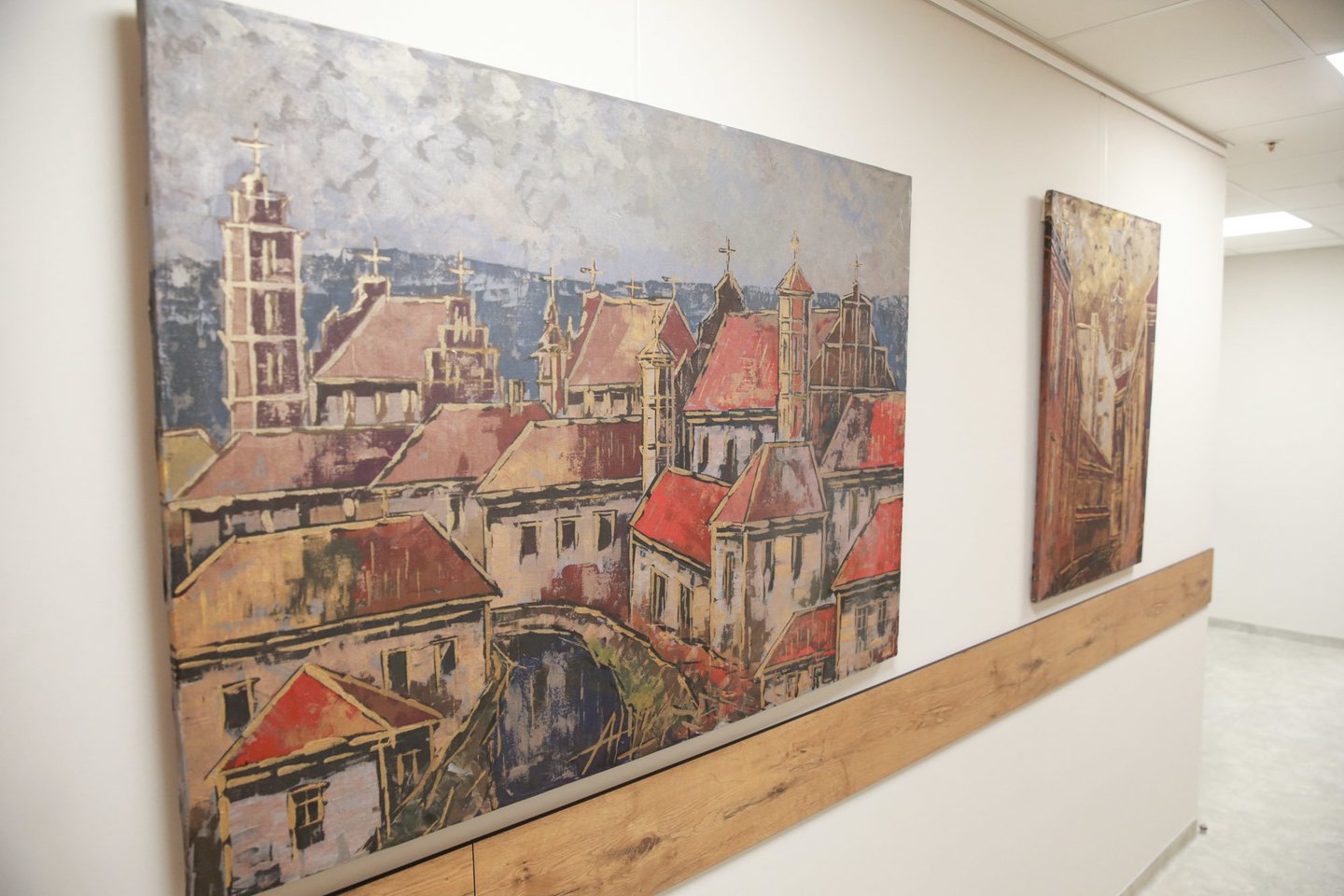 Dienos centro koridorių sienas puošia dailininko Arvydo Urniežiaus meno kūriniai.<br> R.Danisevičiaus nuotr.