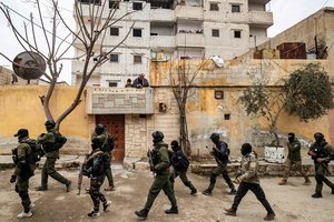 Kurdų kovotojai po žemės drebėjimo Turkijoje paskelbė stabdantys operacijas