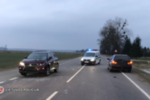 Šakių rajone vienas automobilis mirtinai sužalojo moterį, kitas – partrenkė jos draugą