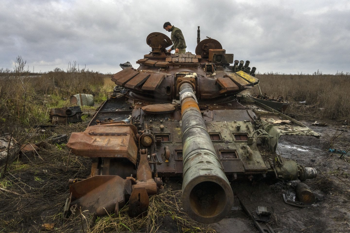  Atvirųjų šaltinių žvalgybos svetainė „Oryx“, renkanti nuotraukas ir vaizdo įrašus apie materialinius nuostolius abiejose konflikto pusėse, praneša, kad šiuo metu vizualiai patvirtinta, jog Ukrainoje sunaikinta 1000 Rusijos tankų.<br> AP / Scanpix nuotr.