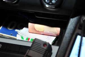 Šilutės r. „Nissan“ vairuotojas pareigūnams įkliuvo prie vairo su telefonu: bandė išsisukti su kyšiu