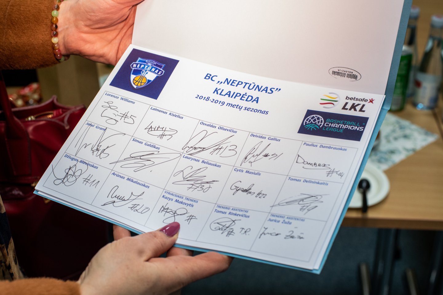 Krepšinio sporto klubo "Neptūnas" komandos autografai. <br>V.Ališausko archyvas.