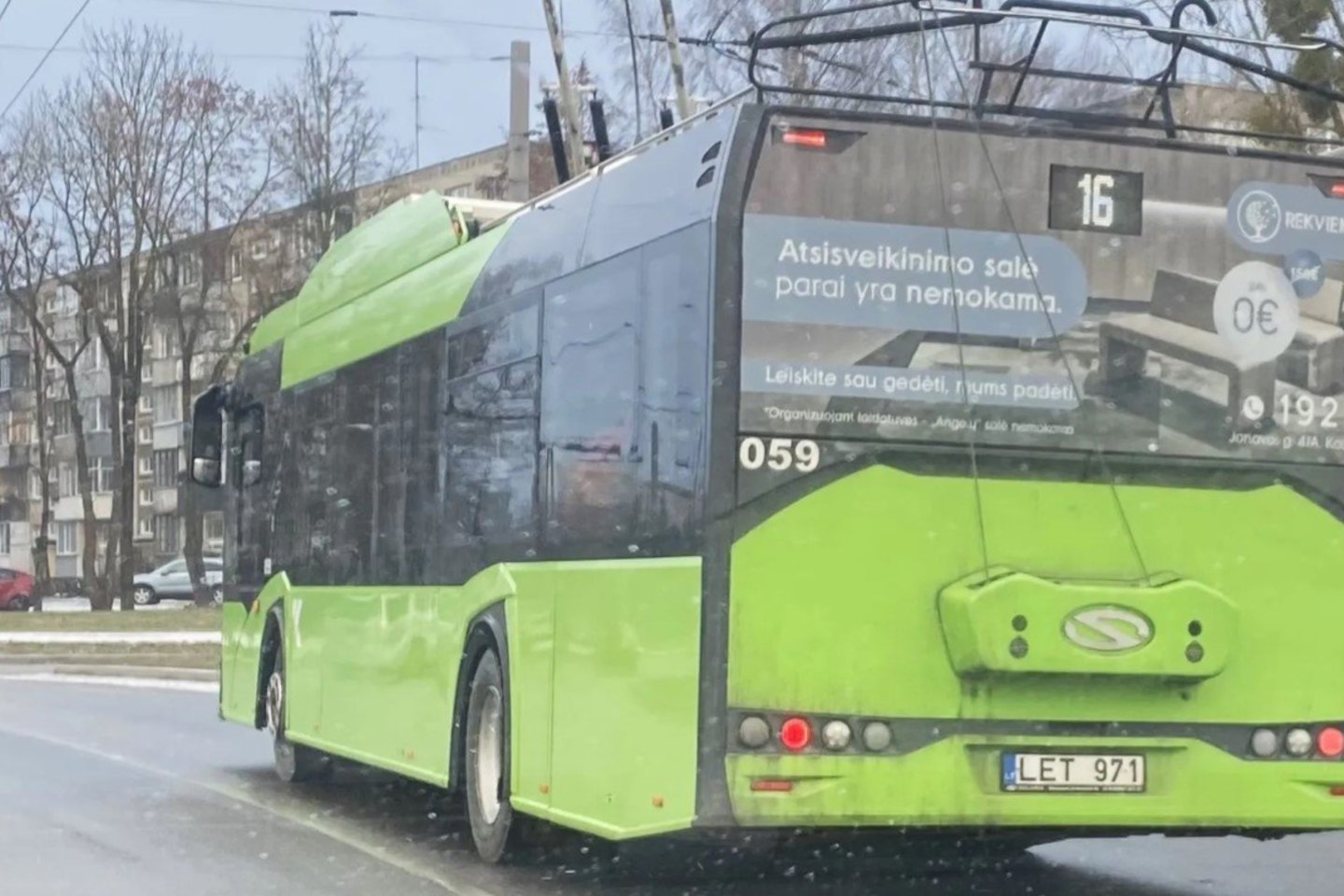  Reklama ant autobuso suglumino kaunietį.<br>„Kas vyksta Kaune“ nuotr.