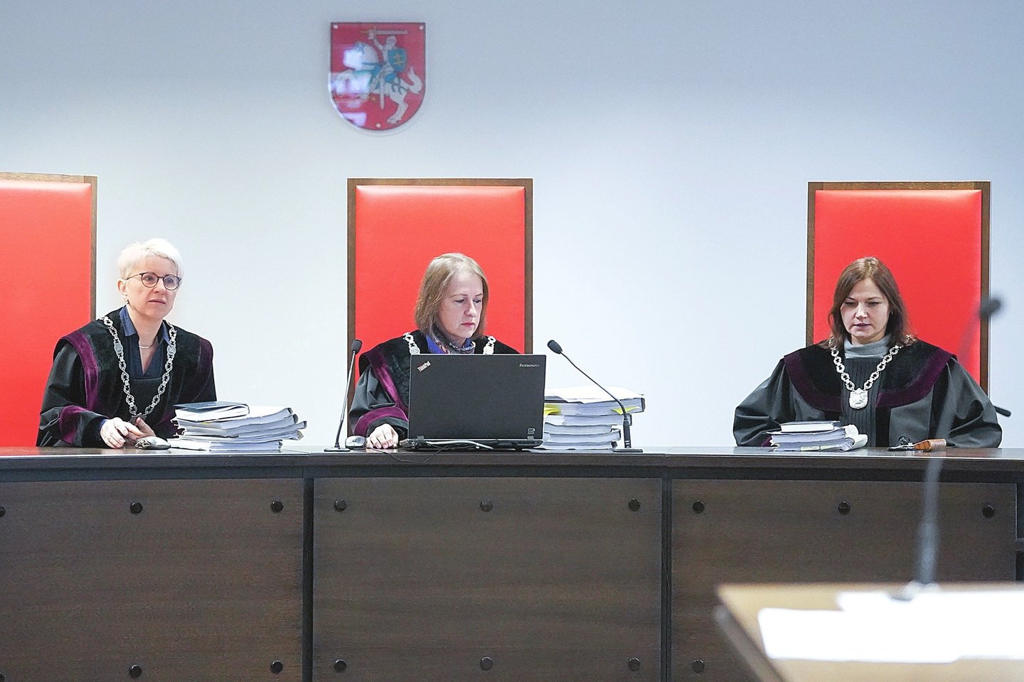Kauno apygardos teismo teisėjų kolegija klausėsi advokatų skundų dėl areštuoto teisiamųjų turto.<br>G.Bitvinsko nuotr.