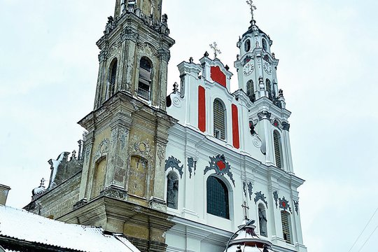 Vieną Misionierių bažnyčios bokštą Vilniuje nudažė, o kito ne: priežastis – keista