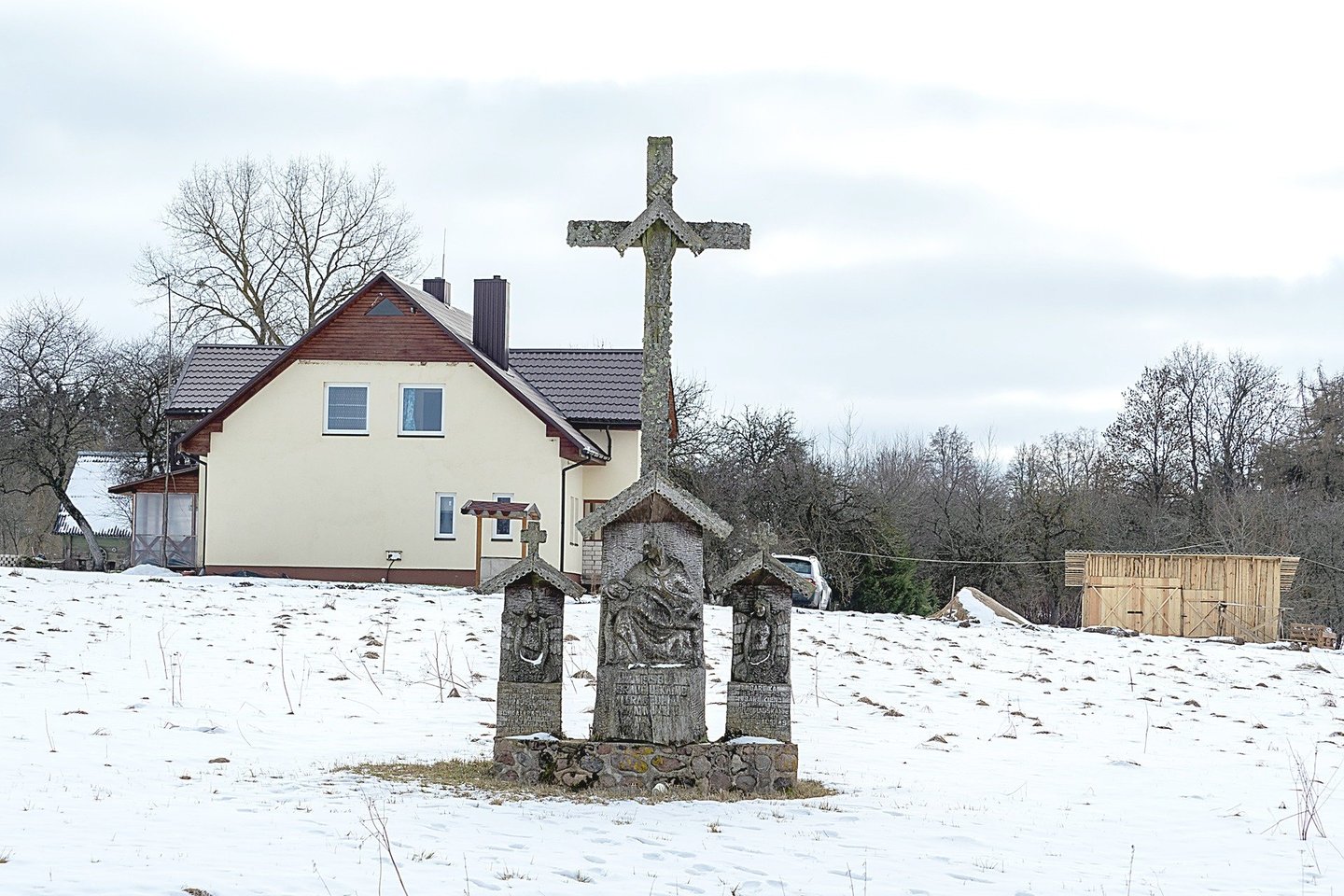 Žudynėms atminti Draučių kaime pastatytas kryžius.<br>V.Ščiavinsko nuotr.