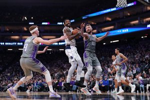 Priverstinai ant suolo atsisėdęs D. Sabonis išvydo K. Irvingo nesulaikiusios „Kings“ nesėkmę