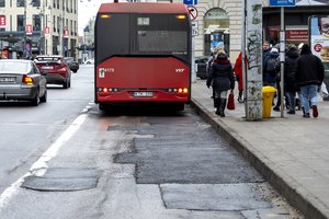 Piktinasi bergždžiai lopijamomis Vilniaus gatvėmis: „Ar nebūtų protingiau asfaltuoti ištisai?“