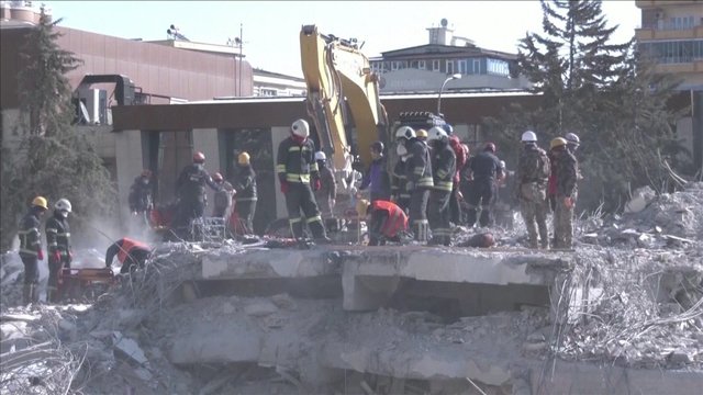 Žemės drebėjimo aukų skaičius po penkias dienas trukusių paieškų viršijo 24 tūkstančius
