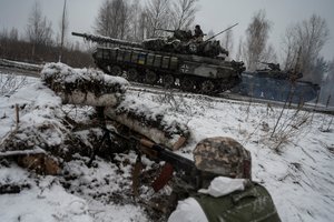 Suomija nesiųs tankų ukrainiečiams iki įstojimo į NATO, Iranas į Rusiją gabena tolimojo nuotolio kovinius dronus