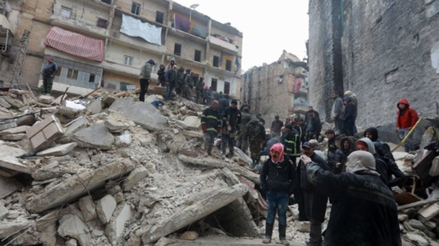 Gelbėtojų pajėgos tęsia darbus: po katastrofiško žemės drebėjimo aukų skaičius artėja prie 30 tūkst. ribos