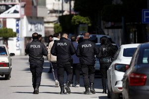 Turkijoje sulaikyta 12 asmenų dėl per žemės drebėjimą sugriuvusių pastatų