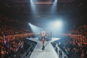 Įspūdingas N. Bunkės koncertas „Žalgirio“ arenoje: 14 tūkst. gerbėjų ir jautrus pasirodymas su sūnumi Kristupu