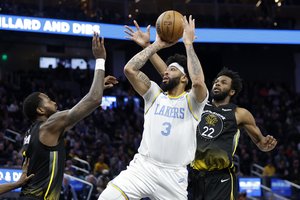 Be L. Jameso rungtyniavusi „Lakers“ smogė – ant menčių paguldė „Warriors“