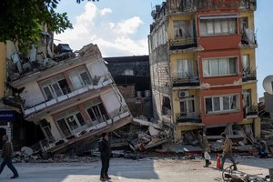 Jungtinės Tautos: per žemės drebėjimą žuvo per 50 tūkst. žmonių