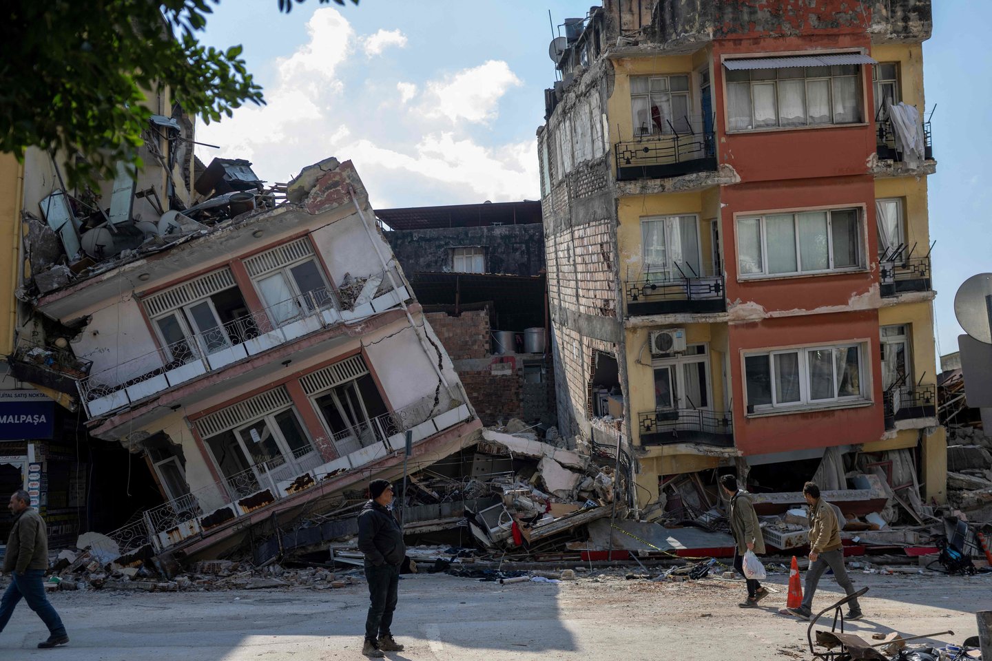 Vyriausiasis Jungtinių Tautų pareigūnas humanitarinės pagalbos koordinavimo srityje teigia, kad dėl žemės drebėjimų Turkijos ir Sirijos pasienio regione žuvo daugiau kaip 50 000 žmonių.