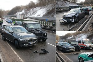 Judrioje Vilniaus gatvėje susidūrė 3 automobiliai, 2 žmonės išgabenti į ligoninę