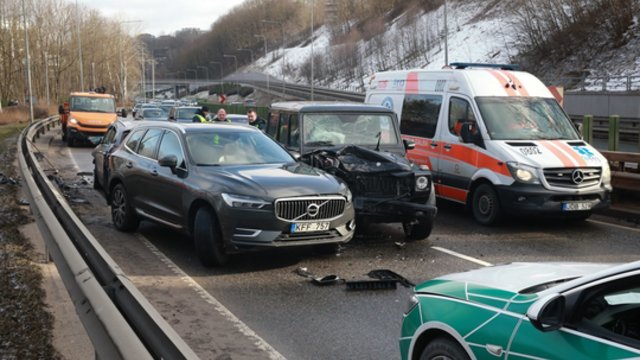 Užfiksuoti vaizdai avarijos vietoje: Vilniuje susidūrė 3 automobiliai, yra sužeistųjų
