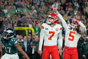 „Super Bowl“ gyvai stebėjo beveik 70 tūkst. sirgalių: „Chiefs“ po įspūdingos dramos įveikė „Eagles“
