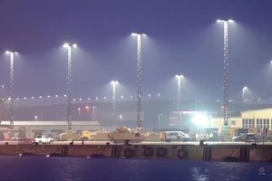 Europą pasiekė Ukrainai skirti amerikiečių šarvuočiai „Bradley“ ir kita technika