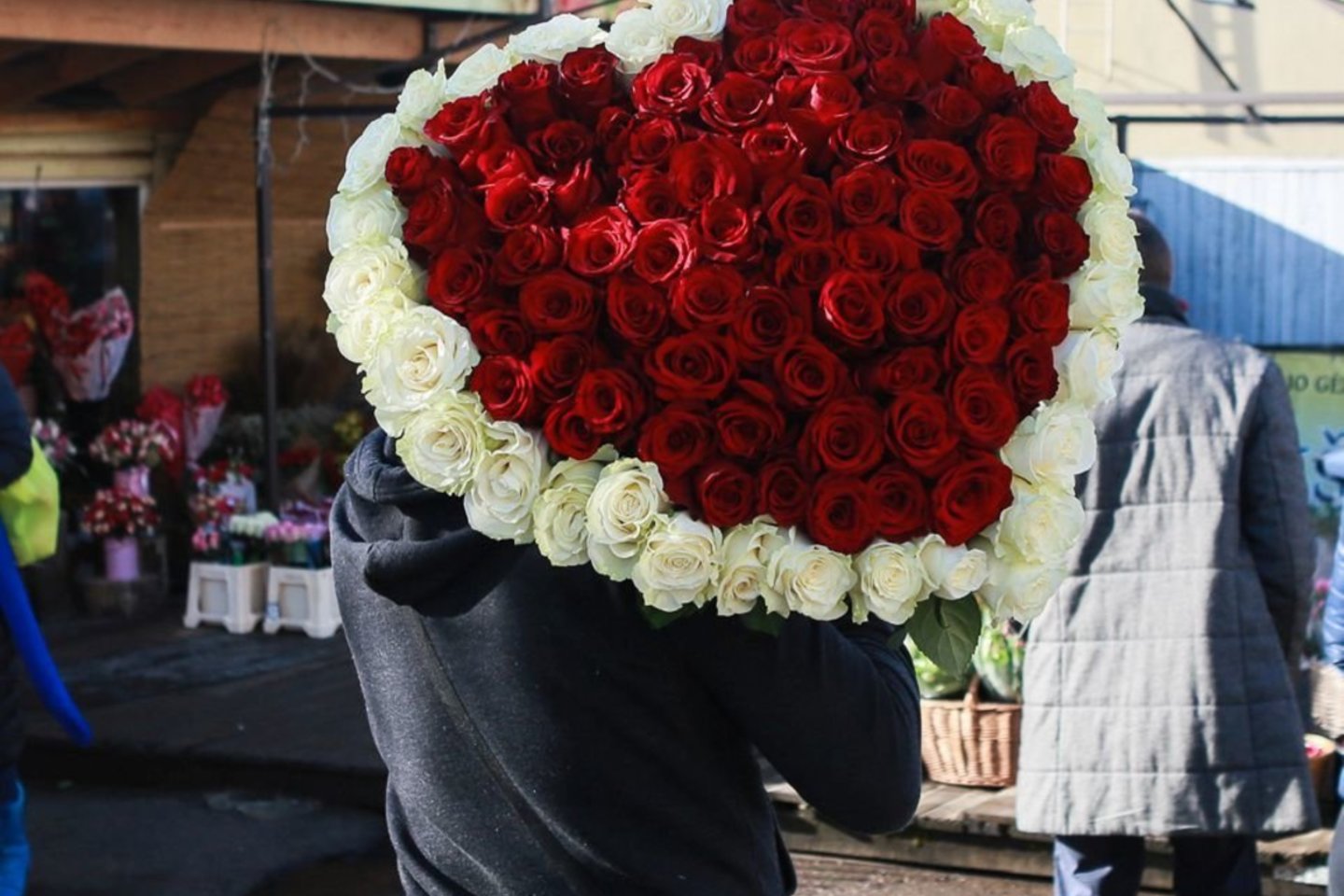 Ne ką mažiau svarbus meilės dienos atributas yra ir gyvos gėlės.<br>G.Bitvinsko nuotr.