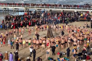 Į Baltijos bangas savaitgalį nėrė šimtai sveiko gyvenimo būdo entuziastų