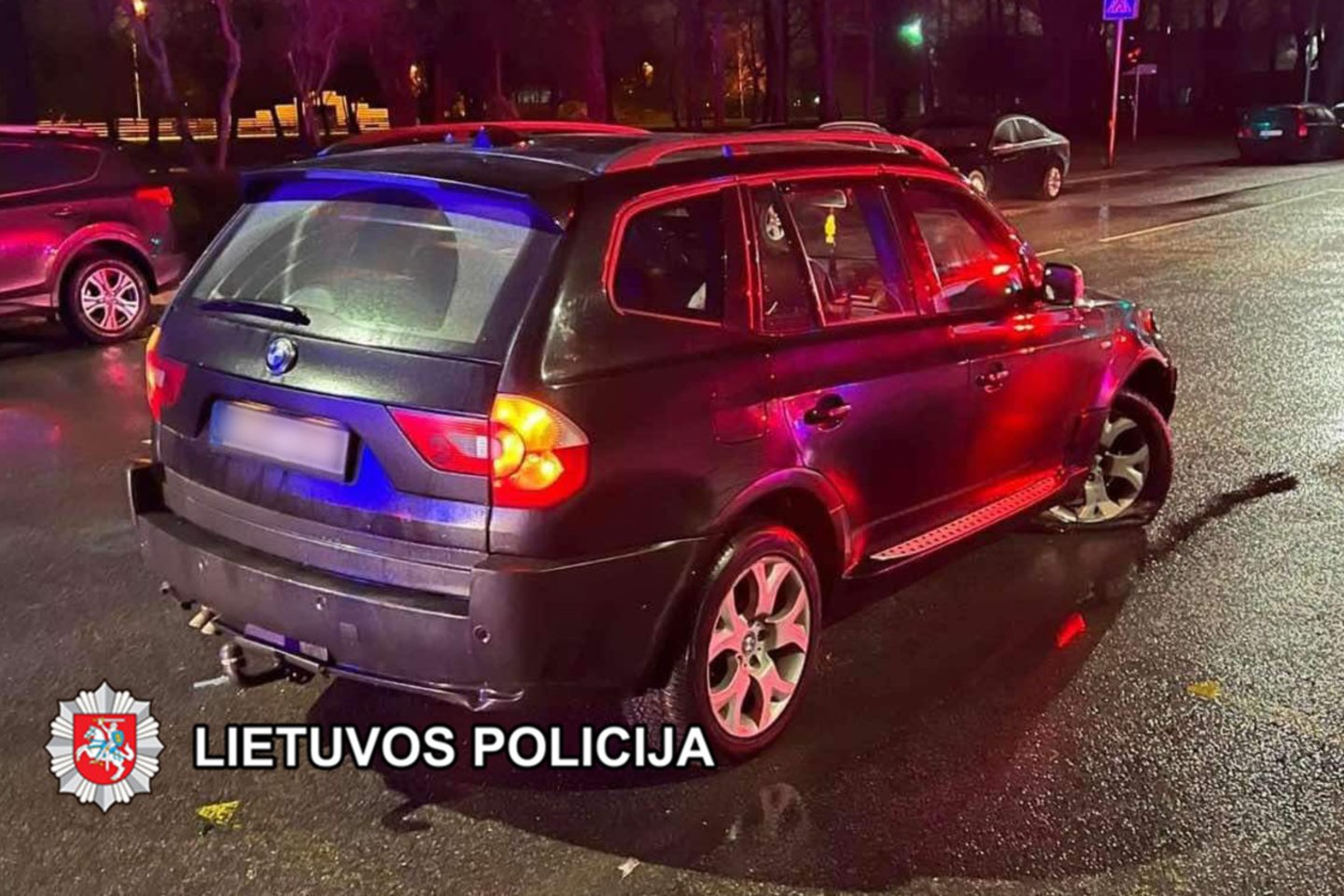 Girtas ir beteisis bėglis Klaipėdoje apdaužė policijos automobilį.