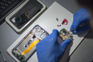 Elektronikos perdirbimo svarba: aukso žiedui reikėtų mažiau nei 90 telefonų